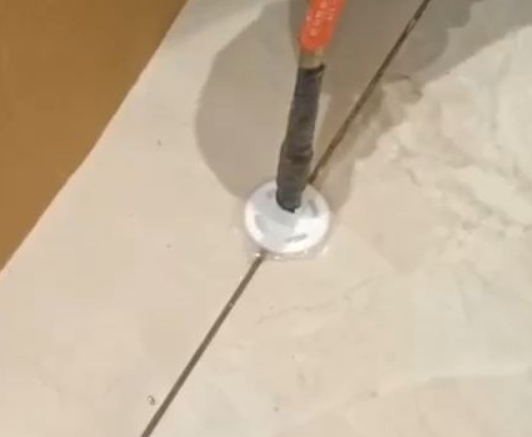 绥化市瓷砖空鼓维修公司专业解答瓷砖在铺贴过程中，如果没有涂抹均匀到位的粘结材料（如水泥砂浆或瓷砖胶），可能会导致以下问题