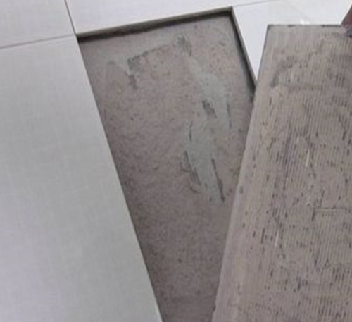 绥化市瓷砖空鼓维修公司分享瓷砖铺贴时如果打浆（即涂抹在瓷砖背面和基层上的砂浆或瓷砖胶）过少，会带来以下问题